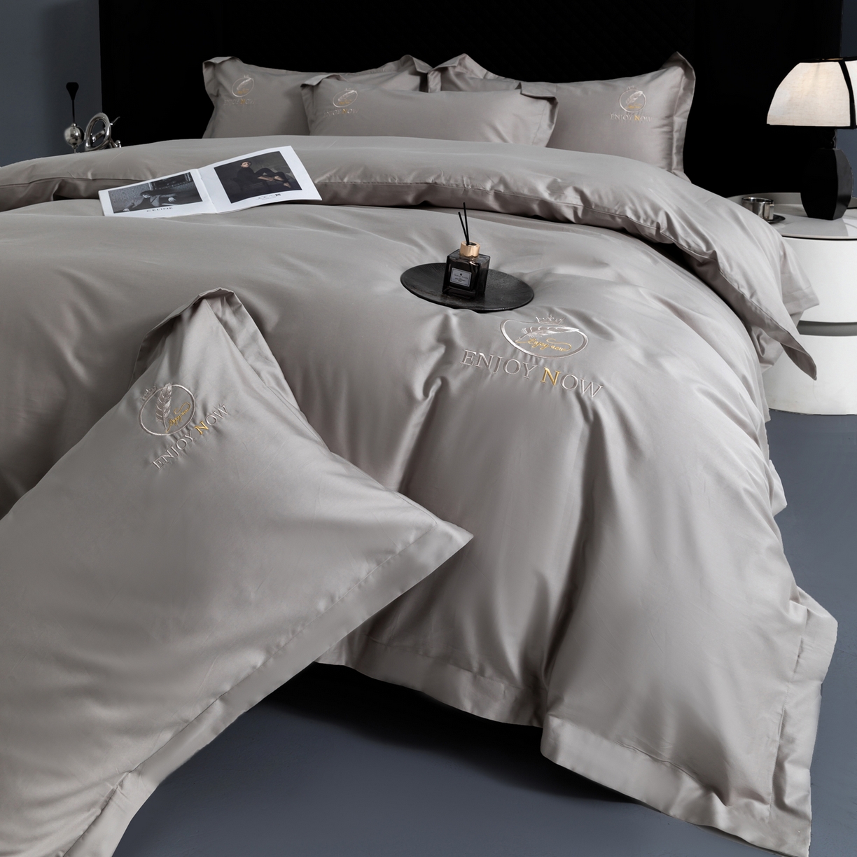 91家纺网 家纺一手货源 找家纺 宝时兰 2026新款100支全棉50x50s长绒棉刺绣绣花纯棉贡缎四件套高档礼盒 清序-云灰