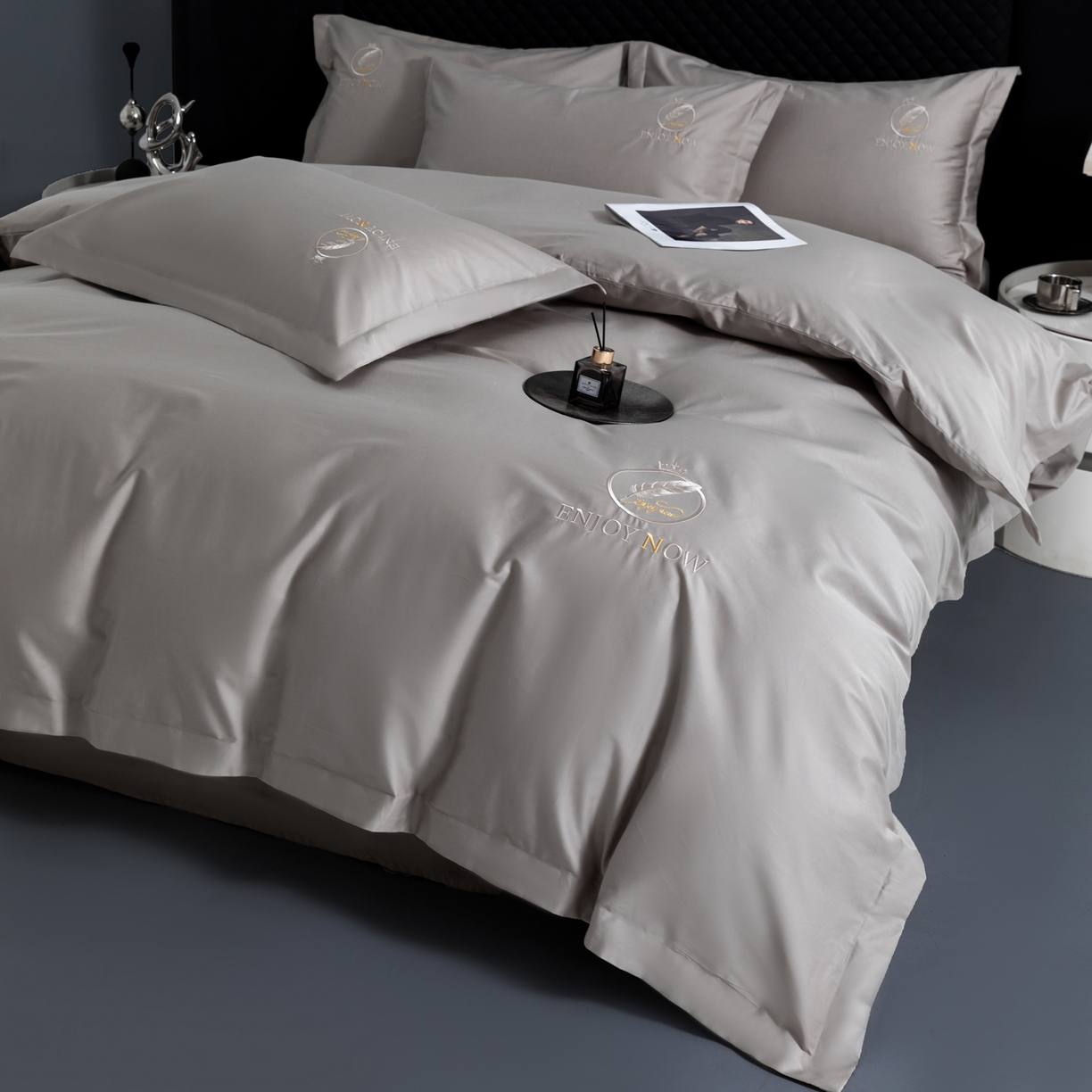 91家纺网 家纺一手货源 找家纺 宝时兰 2026新款100支全棉50x50s长绒棉刺绣绣花纯棉贡缎四件套高档礼盒 清序-云灰