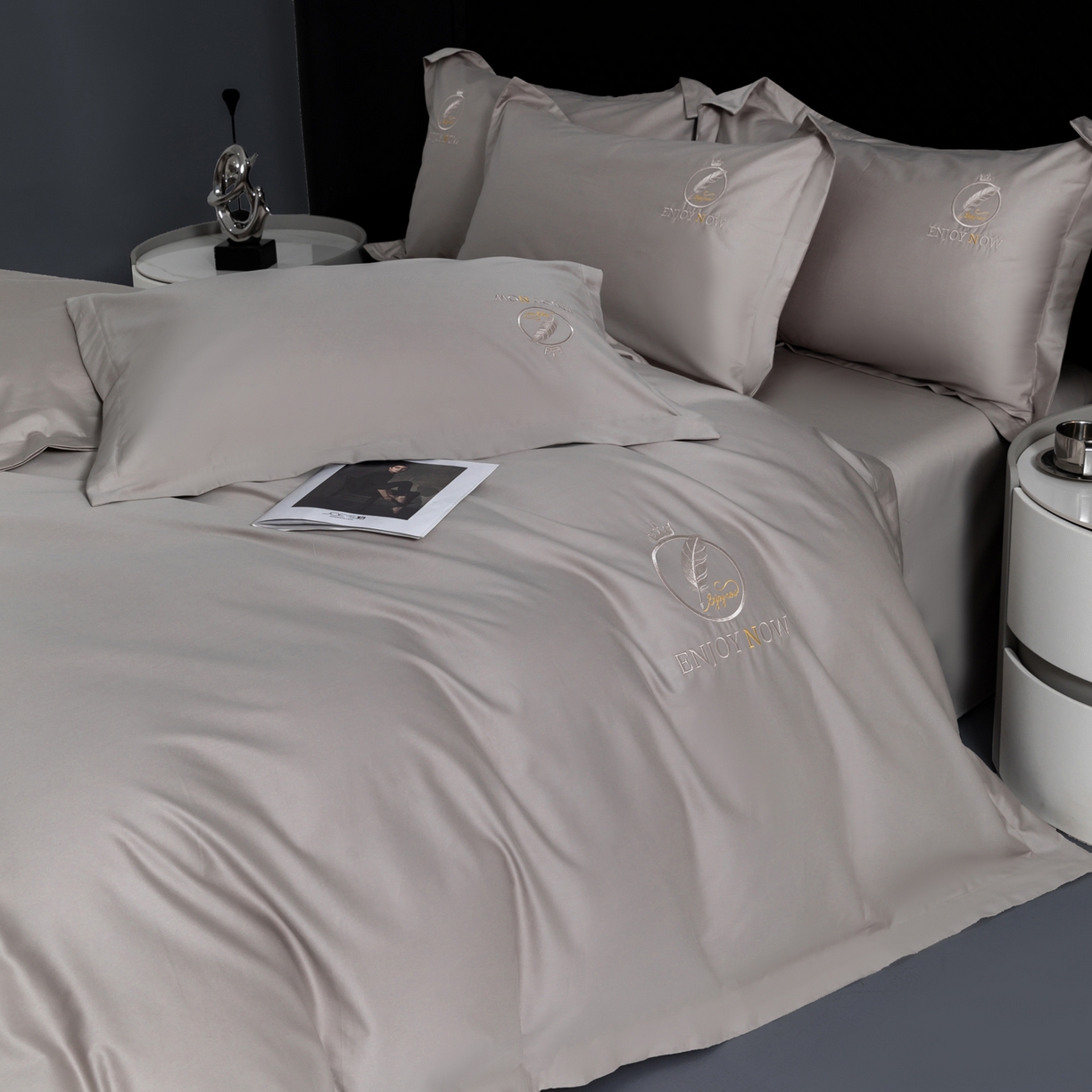 91家纺网 家纺一手货源 找家纺 宝时兰 2026新款100支全棉50x50s长绒棉刺绣绣花纯棉贡缎四件套高档礼盒 清序-云灰