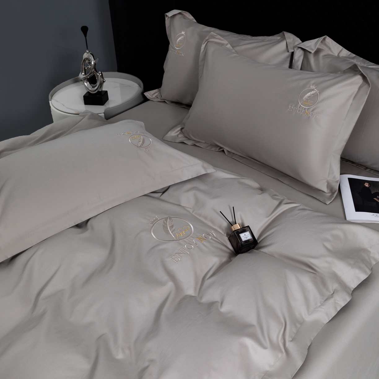 91家纺网 家纺一手货源 找家纺 宝时兰 2026新款100支全棉50x50s长绒棉刺绣绣花纯棉贡缎四件套高档礼盒 清序-云灰