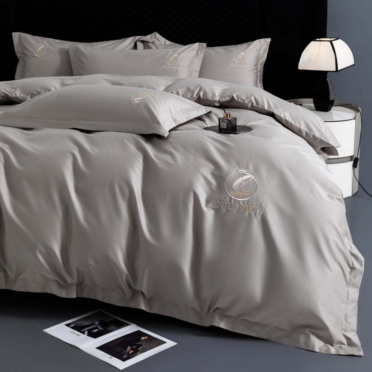 91家纺网 家纺一手货源 找家纺 宝时兰 2026新款100支全棉50x50s长绒棉刺绣绣花纯棉贡缎四件套高档礼盒 清序-云灰