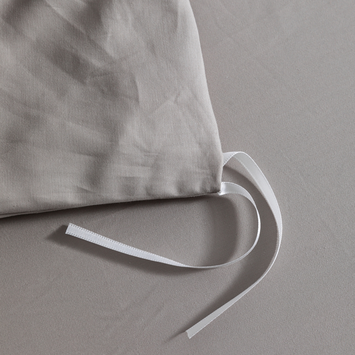 91家纺网 家纺一手货源 找家纺 宝时兰 2026新款100支全棉50x50s长绒棉刺绣绣花纯棉贡缎四件套高档礼盒 清序-云灰