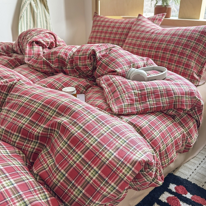 91家纺网 家纺一手货源 找家纺 爱思佳 2026新款全棉双层纱混搭格子系列四件套 赫本红