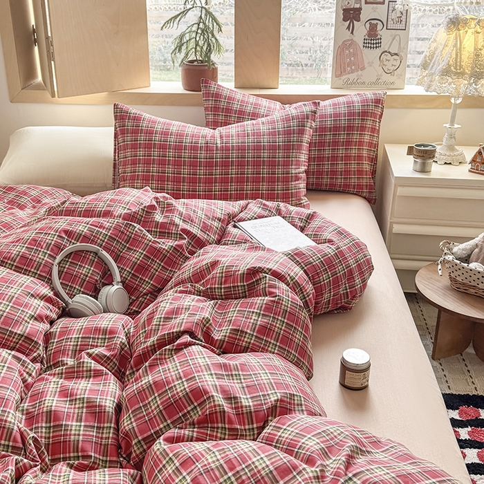 91家纺网 家纺一手货源 找家纺 爱思佳 2026新款全棉双层纱混搭格子系列四件套 赫本红