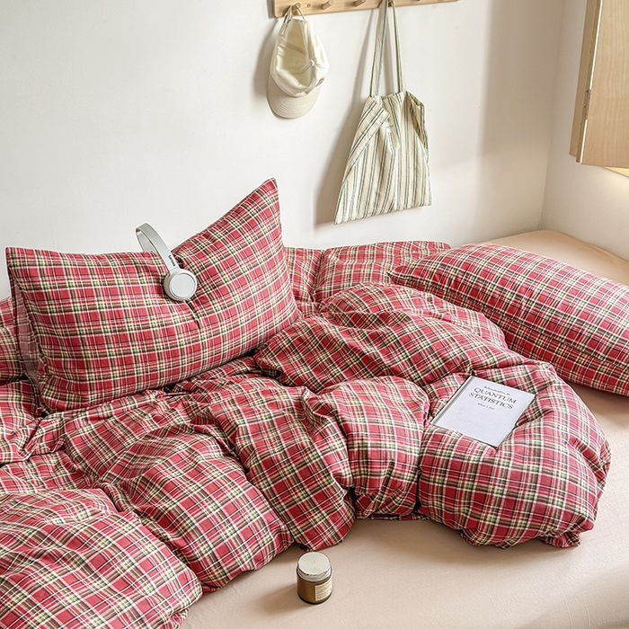 91家纺网 家纺一手货源 找家纺 爱思佳 2026新款全棉双层纱混搭格子系列四件套 赫本红