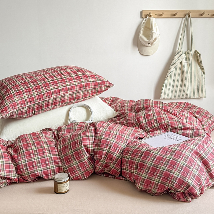 91家纺网 家纺一手货源 找家纺 爱思佳 2026新款全棉双层纱混搭格子系列四件套 赫本红