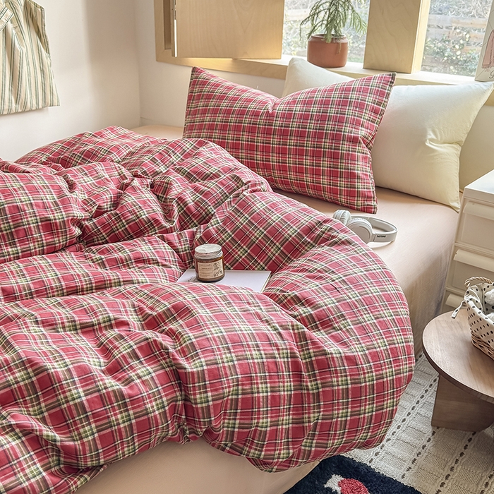 91家纺网 家纺一手货源 找家纺 爱思佳 2026新款全棉双层纱混搭格子系列四件套 赫本红