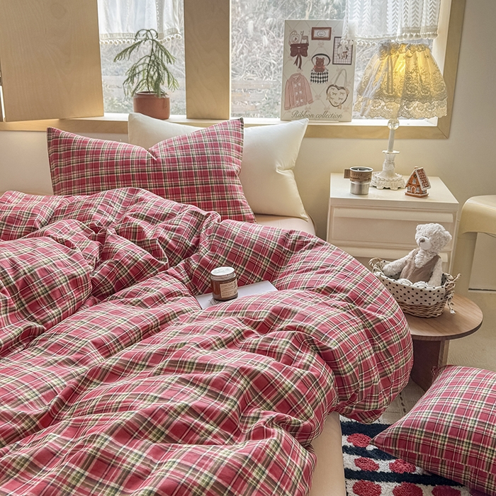 91家纺网 家纺一手货源 找家纺 爱思佳 2026新款全棉双层纱混搭格子系列四件套 赫本红