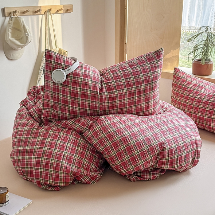 91家纺网 家纺一手货源 找家纺 爱思佳 2026新款全棉双层纱混搭格子系列四件套 赫本红