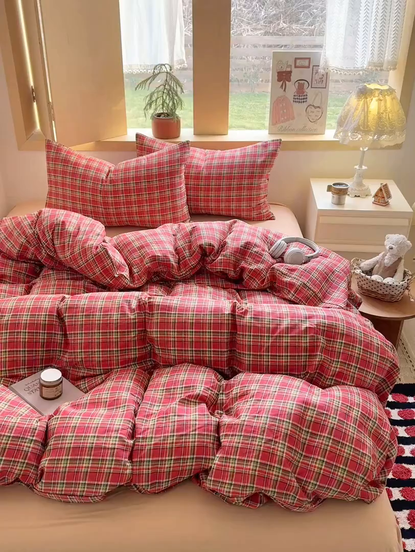 91家纺网 家纺一手货源 找家纺 爱思佳 2026新款全棉双层纱混搭格子系列四件套 赫本红