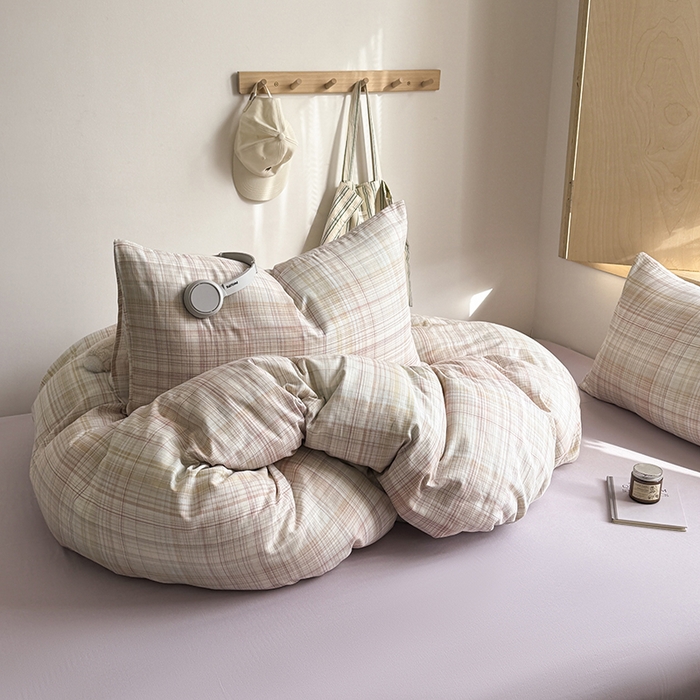 91家纺网 家纺一手货源 找家纺 爱思佳 2026新款全棉双层纱混搭格子系列四件套 逐风-紫