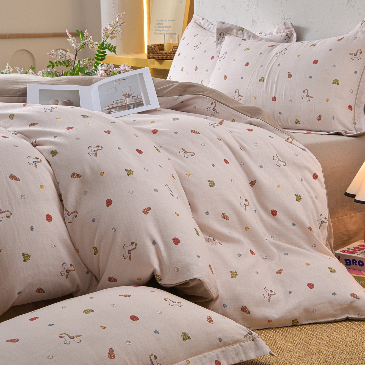 91家纺网 家纺一手货源 找家纺 金昱纺 2026新款全棉纯棉双层纱印花四件套 南瓜马车-咖