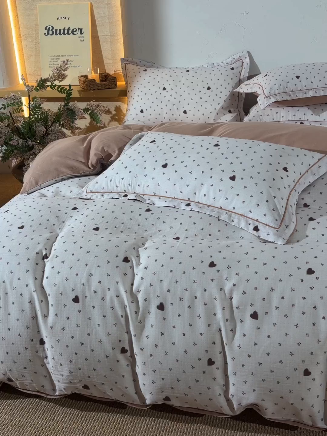 91家纺网 家纺一手货源 找家纺 金昱纺 2026新款全棉纯棉双层纱印花四件套 甜心结-咖