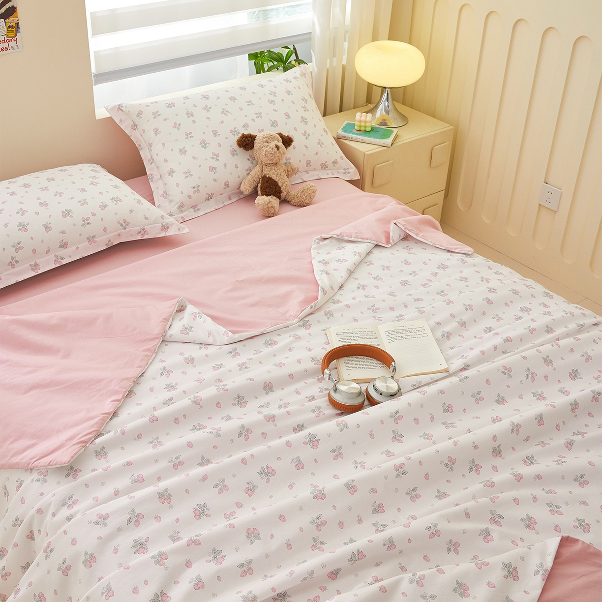 91家纺网 家纺一手货源 找家纺 元元家居（元元被业） 2026新款全棉纯棉13372印花两用夏被夏凉被空调被四件套 草莓