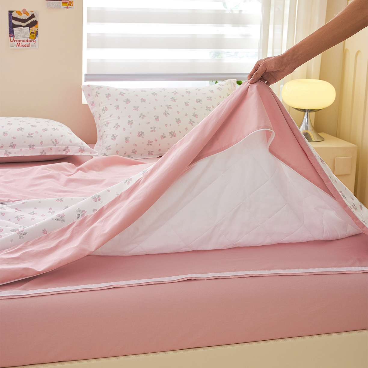 91家纺网 家纺一手货源 找家纺 元元家居（元元被业） 2026新款全棉纯棉13372印花两用夏被夏凉被空调被四件套 草莓