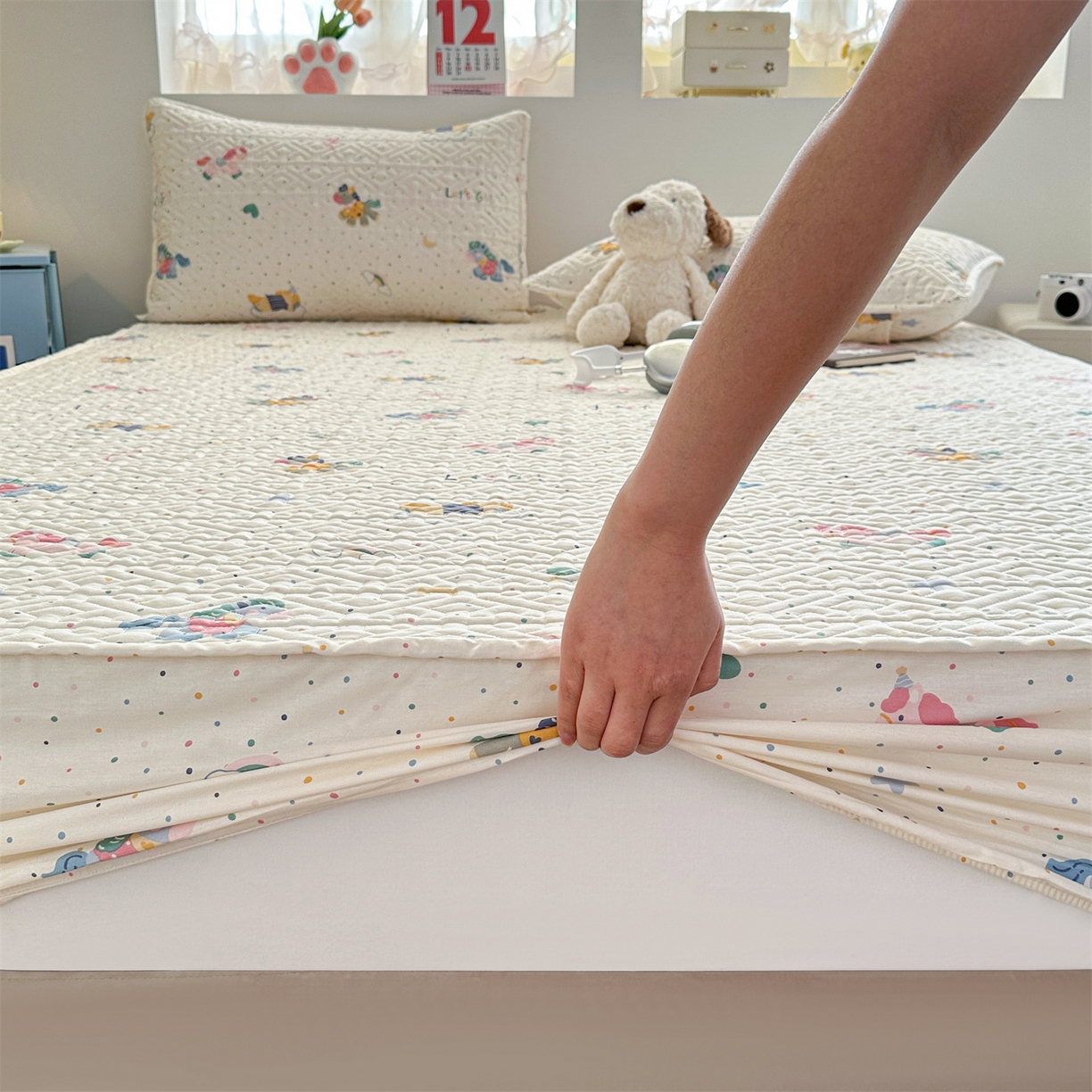 91家纺网 家纺一手货源 找家纺 忘忧草 2026新款清新简约全棉印花夹棉床笠 彩虹木马