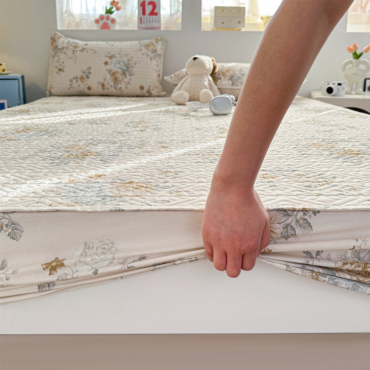 91家纺网 家纺一手货源 找家纺 忘忧草 2026新款清新简约全棉印花夹棉床笠 花影呢喃-咖