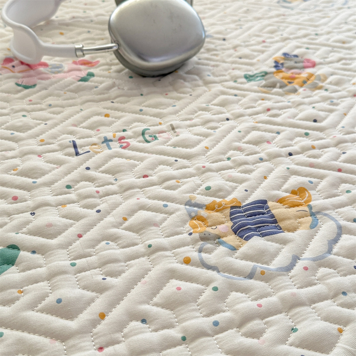 91家纺网 家纺一手货源 找家纺 忘忧草 2026新款清新简约全棉印花夹棉床笠 彩虹木马