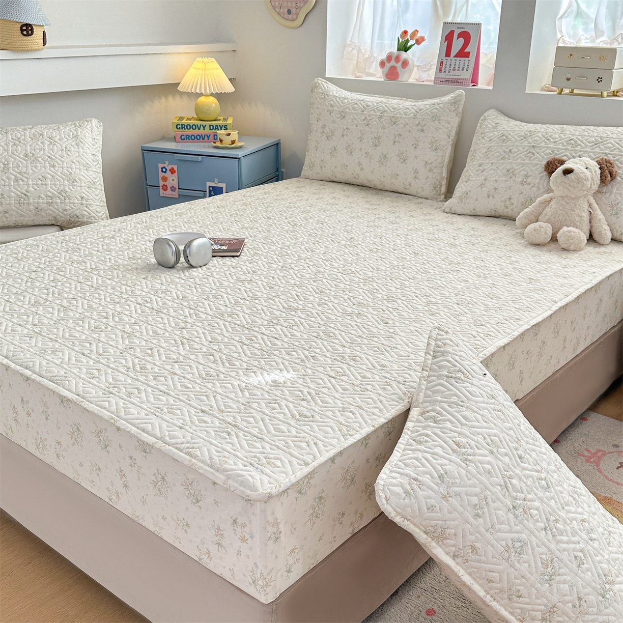 91家纺网 家纺一手货源 找家纺 忘忧草 2026新款清新简约全棉印花夹棉床笠 荷叶邮差