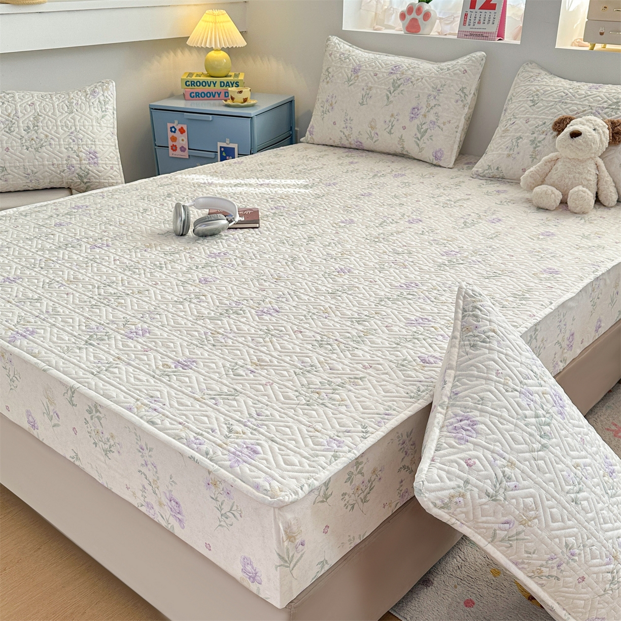 91家纺网 家纺一手货源 找家纺 忘忧草 2026新款清新简约全棉印花夹棉床笠 芜晴花-紫