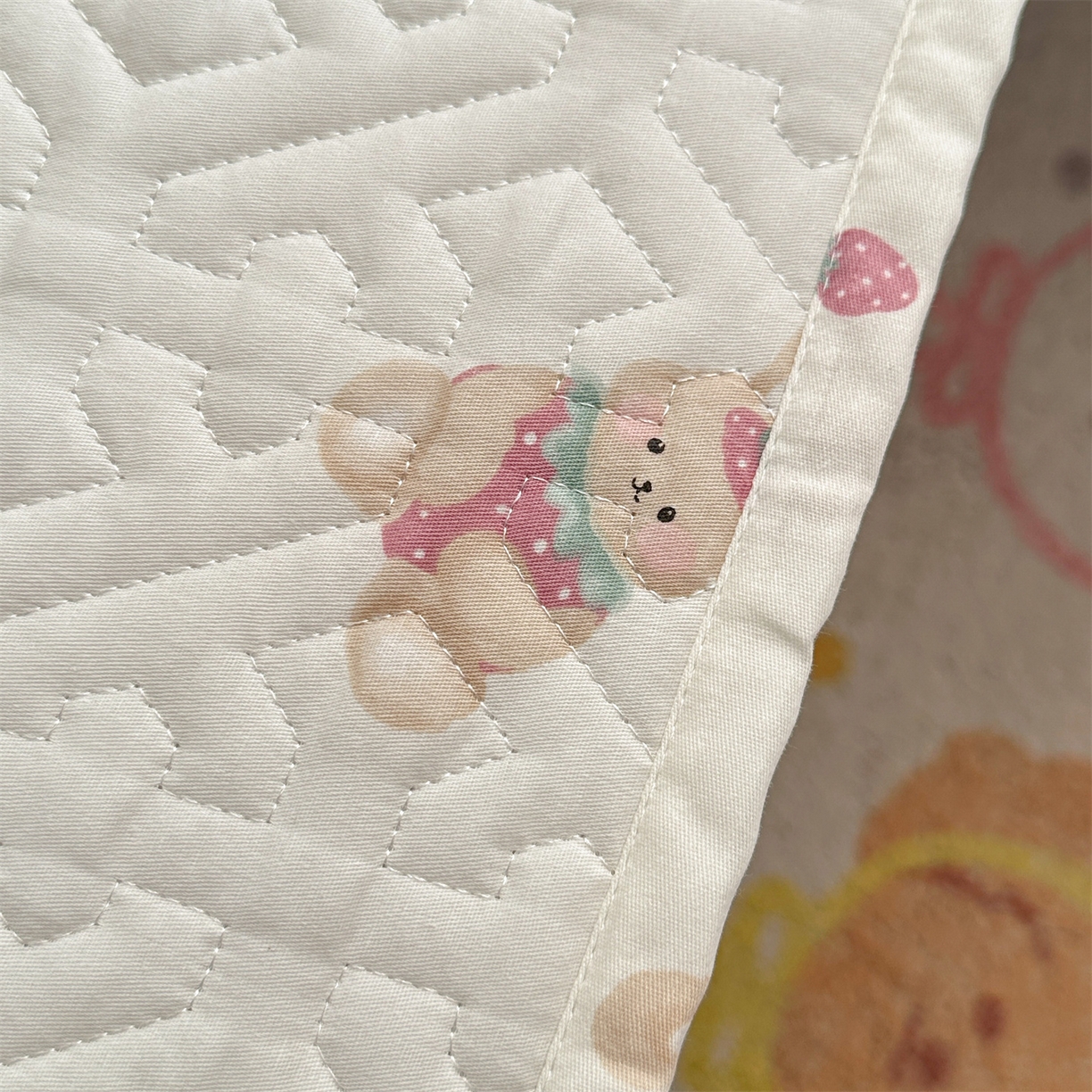 91家纺网 家纺一手货源 找家纺 忘忧草 2026新款清新简约全棉印花夹棉床笠 莓园兔兔