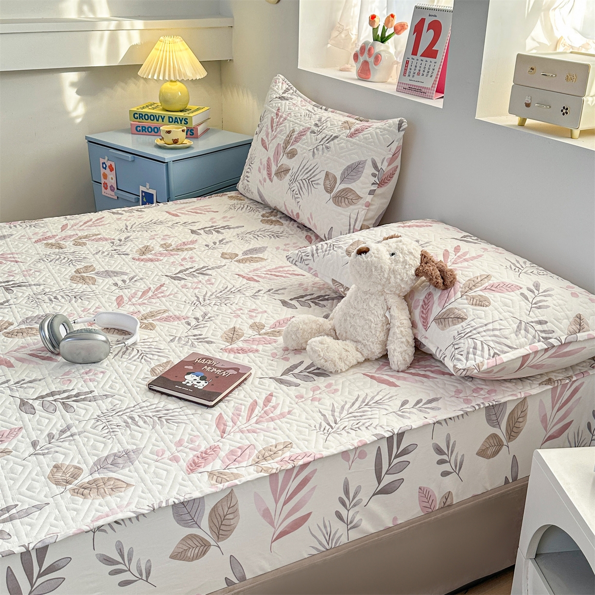 91家纺网 家纺一手货源 找家纺 忘忧草 2026新款清新简约全棉印花夹棉床笠 叶语轻喃