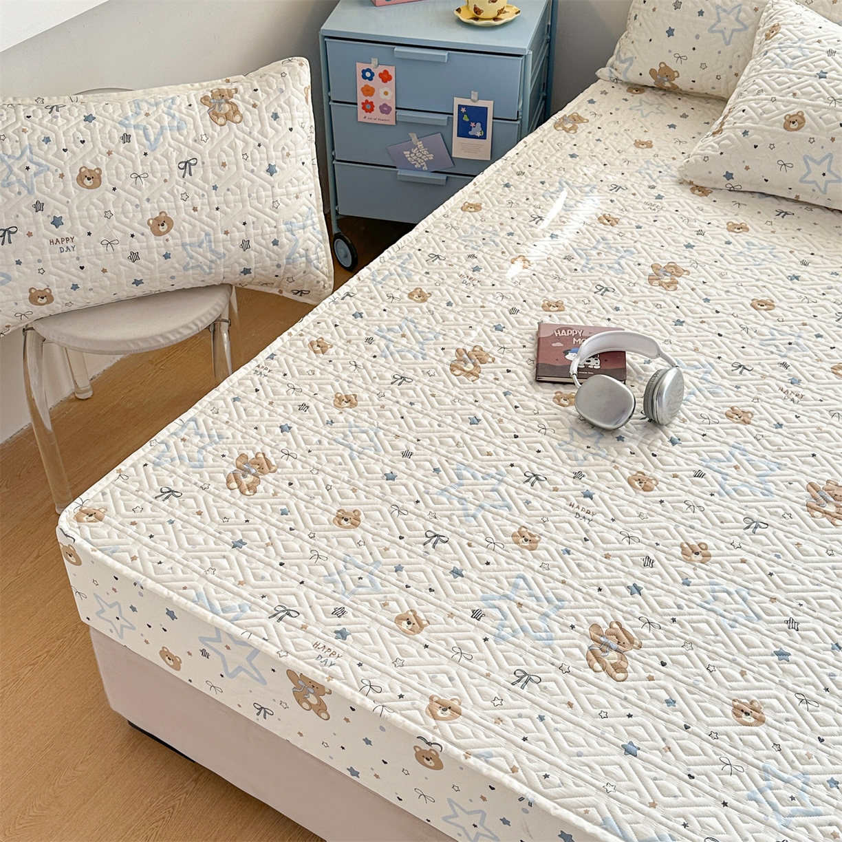 91家纺网 家纺一手货源 找家纺 忘忧草 2026新款清新简约全棉印花夹棉床笠 小熊天文馆