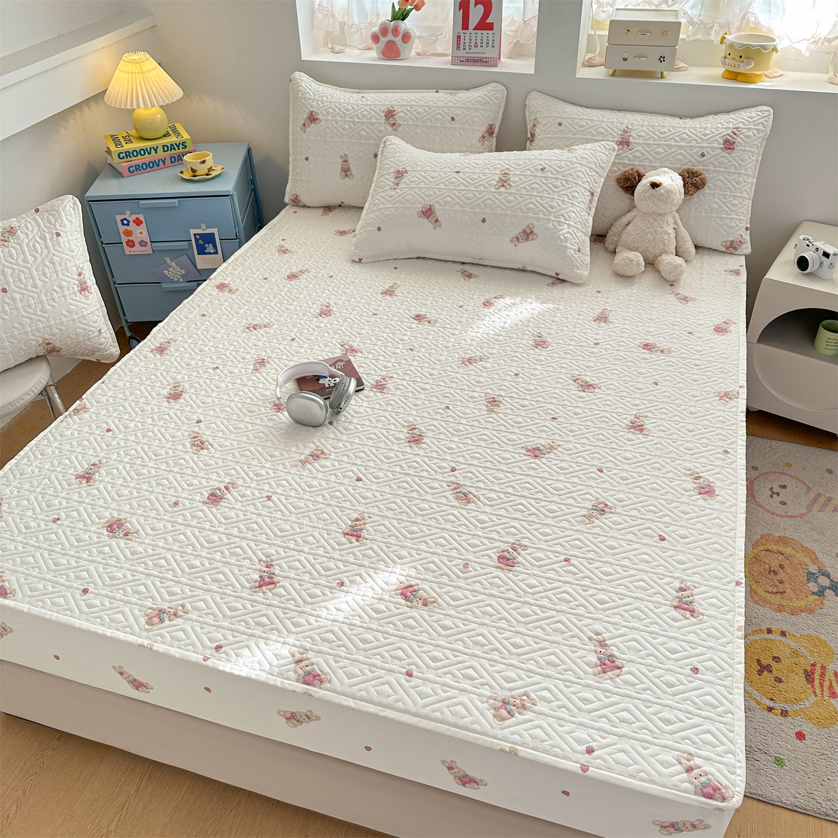 91家纺网 家纺一手货源 找家纺 忘忧草 2026新款清新简约全棉印花夹棉床笠 莓园兔兔