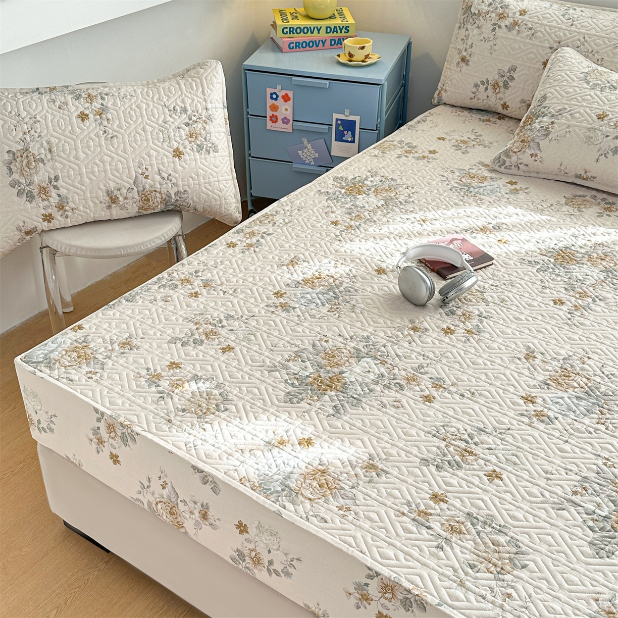 91家纺网 家纺一手货源 找家纺 忘忧草 2026新款清新简约全棉印花夹棉床笠 花影呢喃-咖