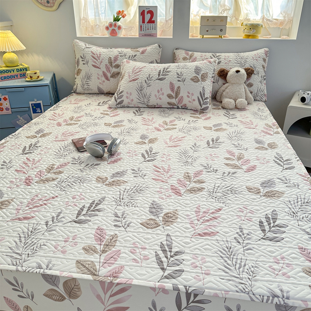 91家纺网 家纺一手货源 找家纺 忘忧草 2026新款清新简约全棉印花夹棉床笠 叶语轻喃