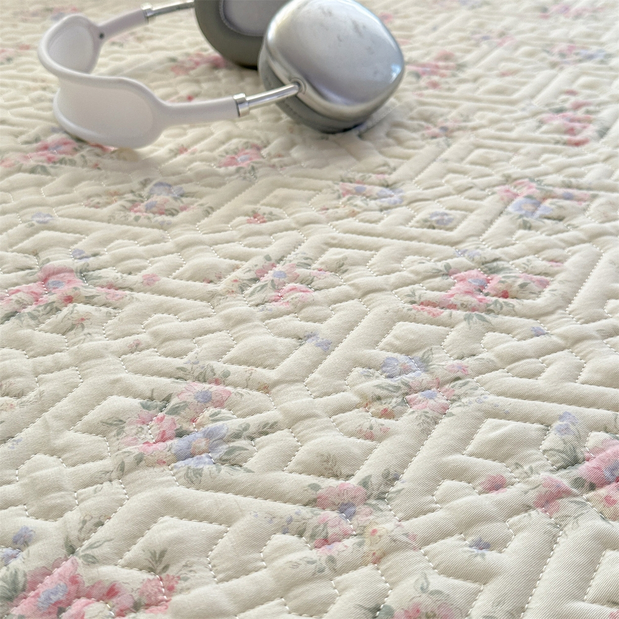 91家纺网 家纺一手货源 找家纺 忘忧草 2026新款清新简约全棉印花夹棉床笠 欧风花影