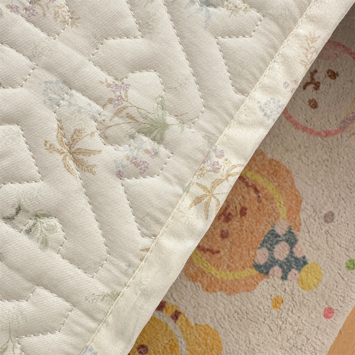 91家纺网 家纺一手货源 找家纺 忘忧草 2026新款清新简约全棉印花夹棉床笠 荷叶邮差