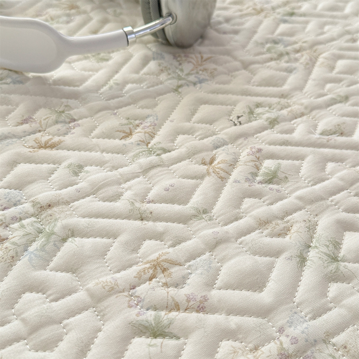 91家纺网 家纺一手货源 找家纺 忘忧草 2026新款清新简约全棉印花夹棉床笠 荷叶邮差