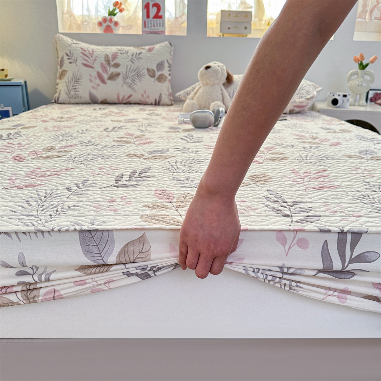 91家纺网 家纺一手货源 找家纺 忘忧草 2026新款清新简约全棉印花夹棉床笠 叶语轻喃