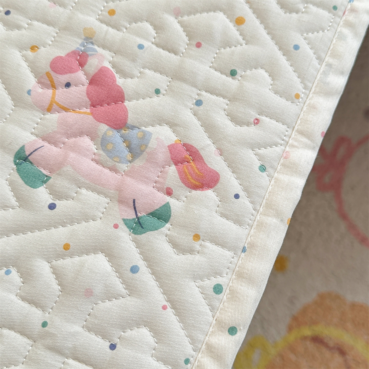 91家纺网 家纺一手货源 找家纺 忘忧草 2026新款清新简约全棉印花夹棉床笠 彩虹木马