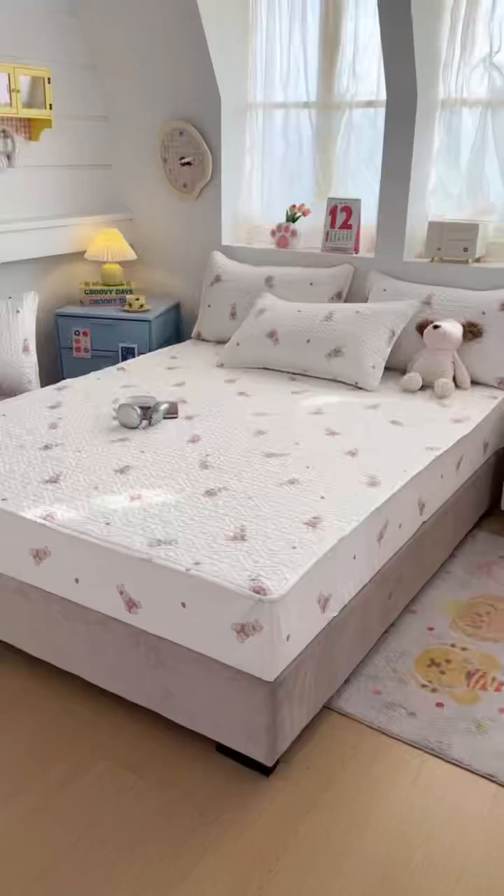 91家纺网 家纺一手货源 找家纺 忘忧草 2026新款清新简约全棉印花夹棉床笠 莓园兔兔