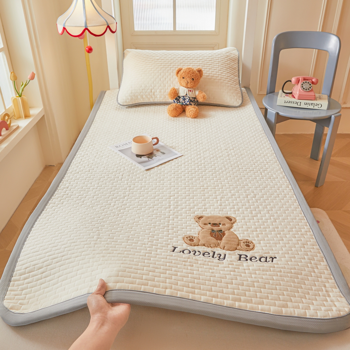 91家纺网 家纺一手货源 找家纺 （总）爱思凯家纺 2026新款皱皱纱-夹棉咖崽熊床褥-学生款