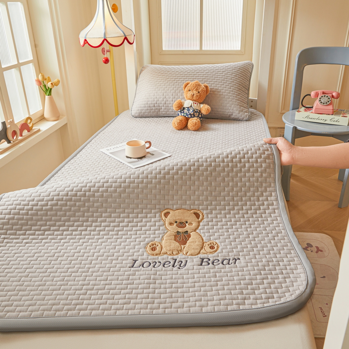 91家纺网 家纺一手货源 找家纺 （总）爱思凯家纺 2026新款皱皱纱-夹棉咖崽熊床褥-学生款