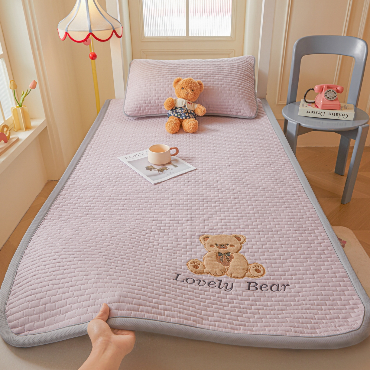 91家纺网 家纺一手货源 找家纺 （总）爱思凯家纺 2026新款皱皱纱-夹棉咖崽熊床褥-学生款