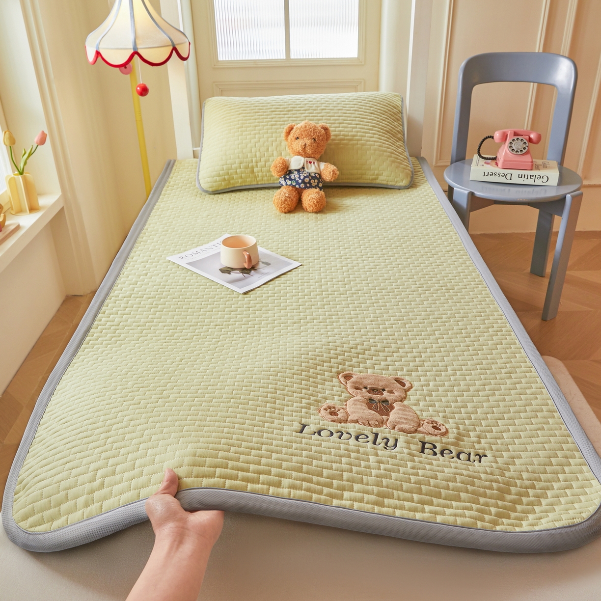 91家纺网 家纺一手货源 找家纺 （总）爱思凯家纺 2026新款皱皱纱-夹棉咖崽熊床褥-学生款