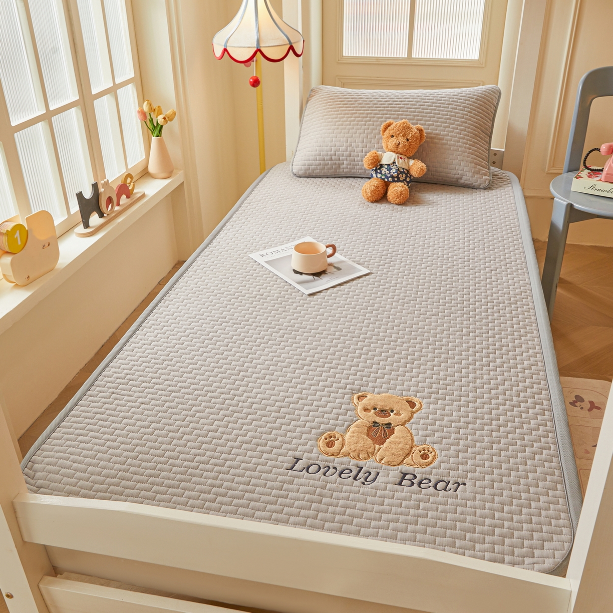 91家纺网 家纺一手货源 找家纺 （总）爱思凯家纺 2026新款皱皱纱-夹棉咖崽熊床褥-学生款