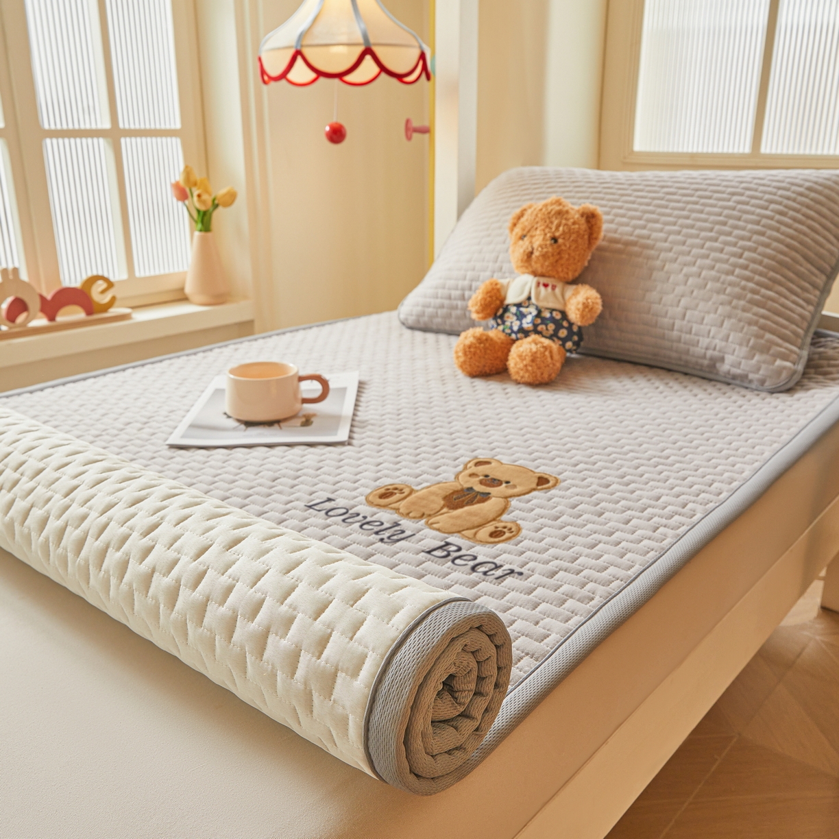 91家纺网 家纺一手货源 找家纺 （总）爱思凯家纺 2026新款皱皱纱-夹棉咖崽熊床褥-学生款