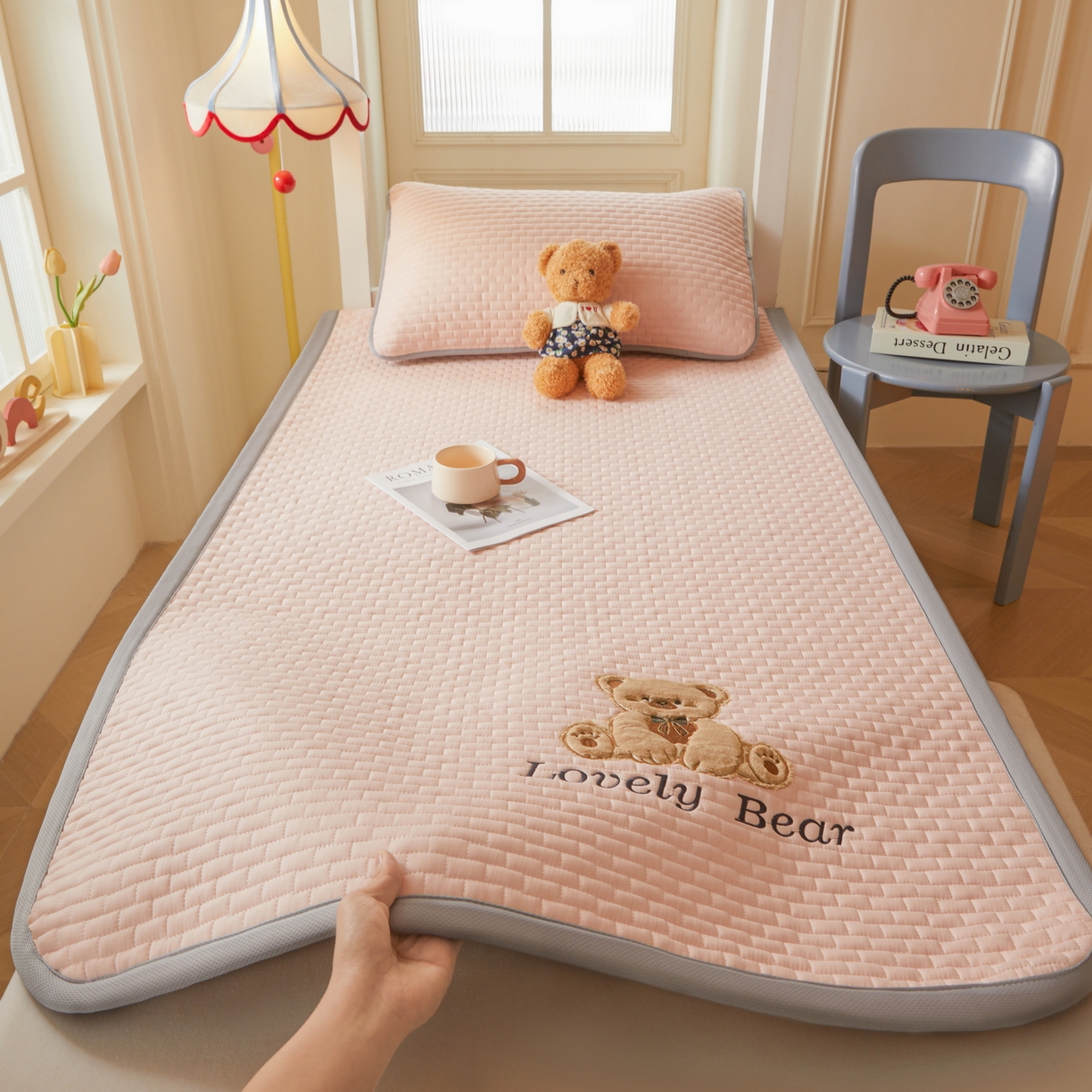 91家纺网 家纺一手货源 找家纺 （总）爱思凯家纺 2026新款皱皱纱-夹棉咖崽熊床褥-学生款