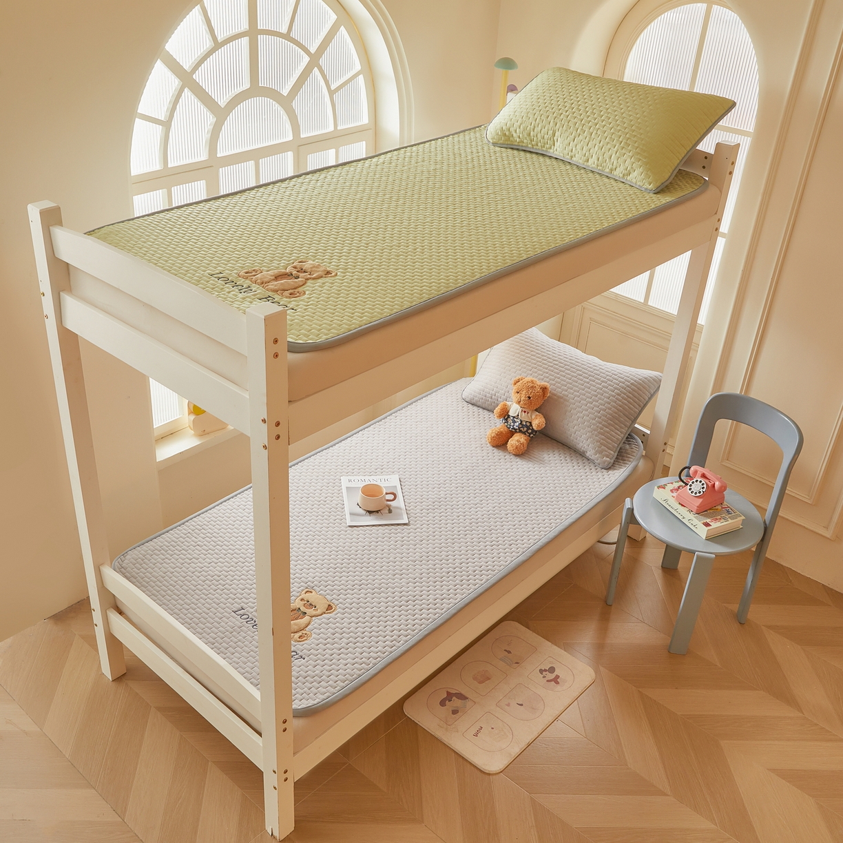 91家纺网 家纺一手货源 找家纺 （总）爱思凯家纺 2026新款皱皱纱-夹棉咖崽熊床褥-学生款