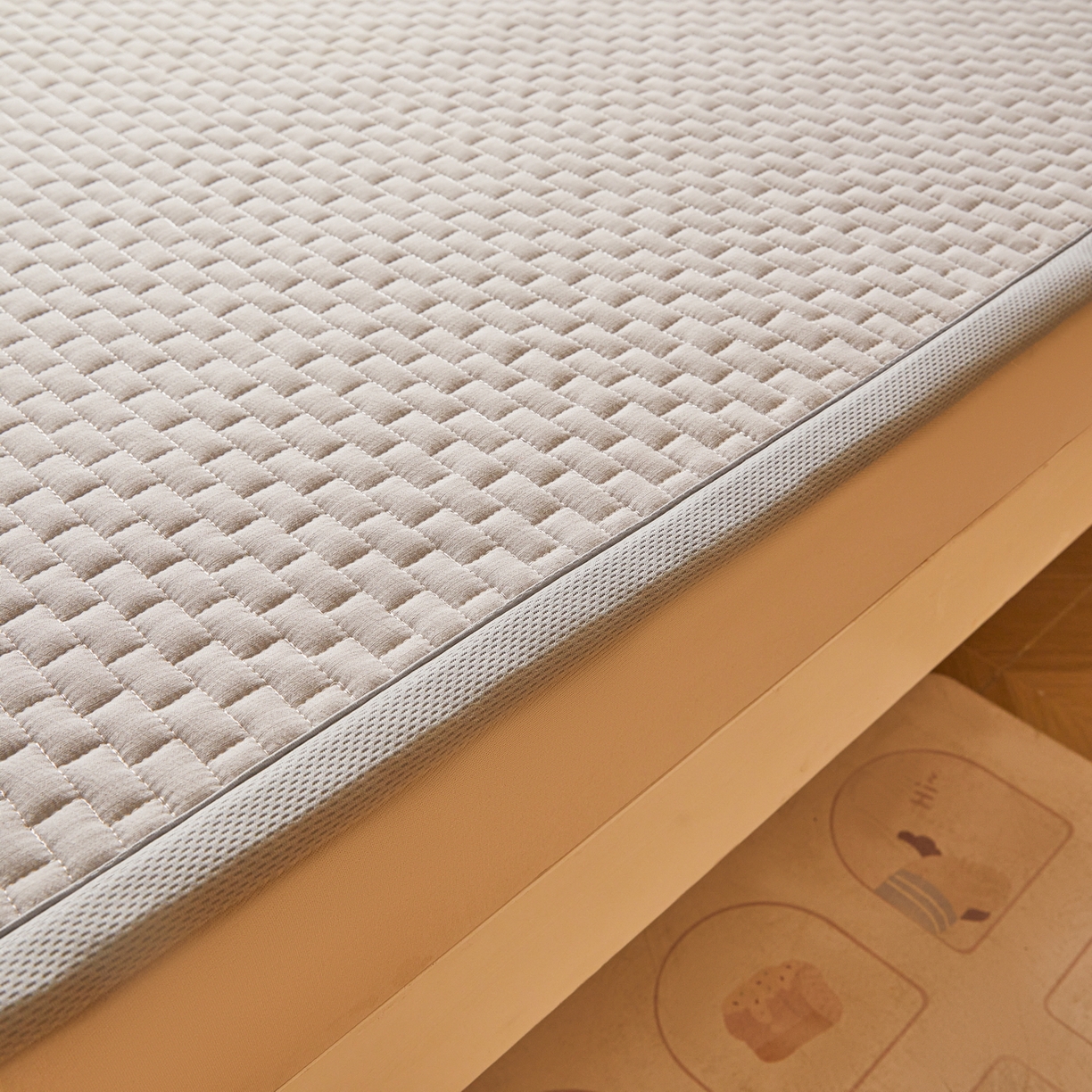 91家纺网 家纺一手货源 找家纺 （总）爱思凯家纺 2026新款皱皱纱-夹棉咖崽熊床褥-学生款