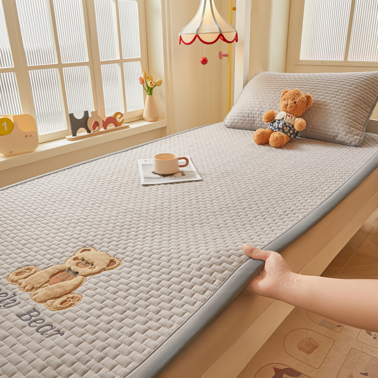 91家纺网 家纺一手货源 找家纺 （总）爱思凯家纺 2026新款皱皱纱-夹棉咖崽熊床褥-学生款