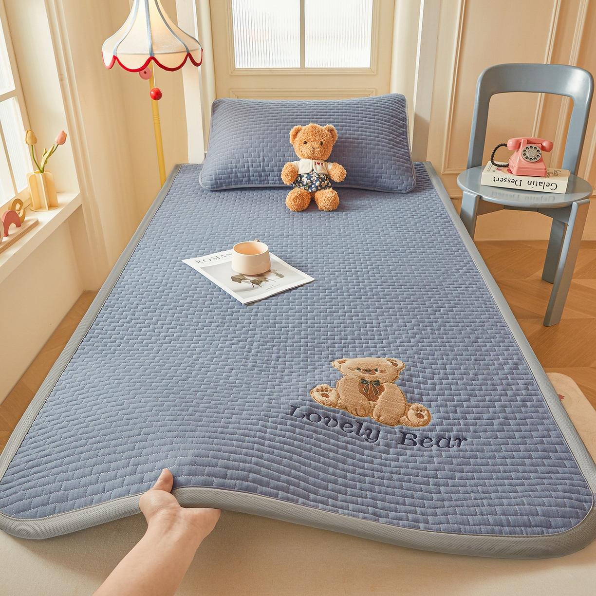 91家纺网 家纺一手货源 找家纺 （总）爱思凯家纺 2026新款皱皱纱-夹棉咖崽熊床褥-学生款