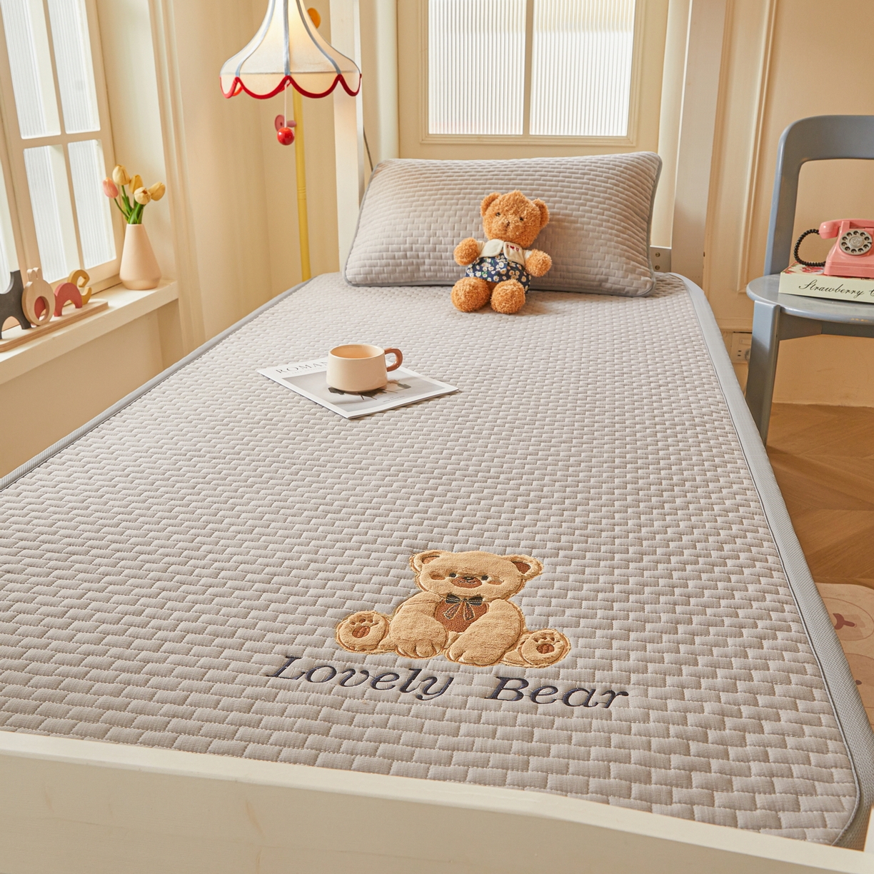 91家纺网 家纺一手货源 找家纺 （总）爱思凯家纺 2026新款皱皱纱-夹棉咖崽熊床褥-学生款