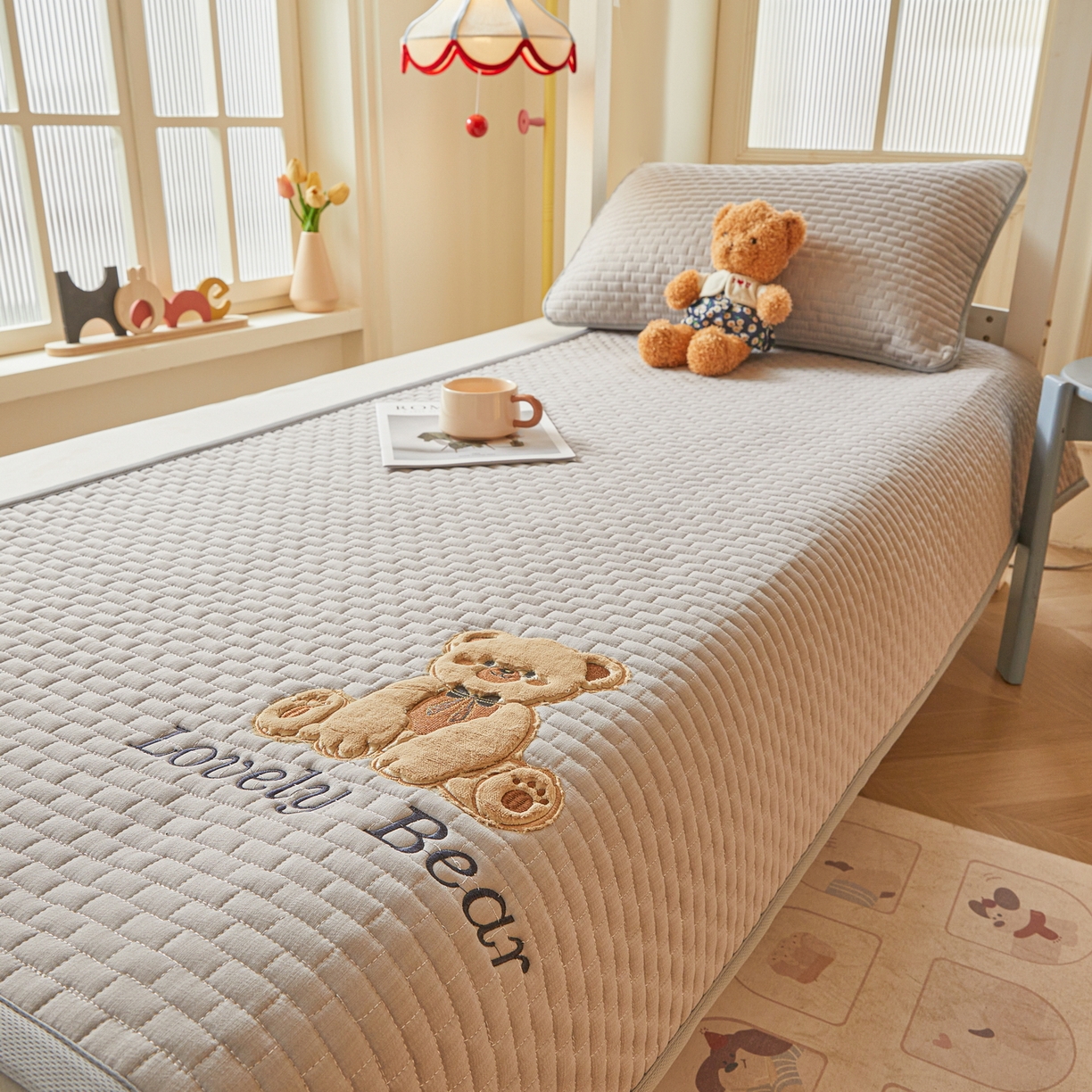 91家纺网 家纺一手货源 找家纺 （总）爱思凯家纺 2026新款皱皱纱-夹棉咖崽熊床褥-学生款