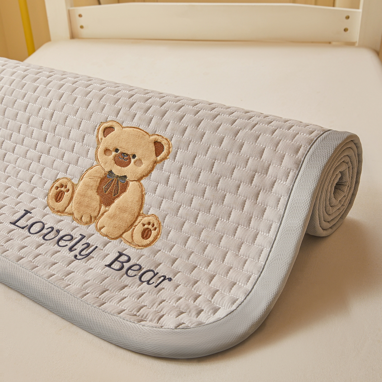 91家纺网 家纺一手货源 找家纺 （总）爱思凯家纺 2026新款皱皱纱-夹棉咖崽熊床褥-学生款